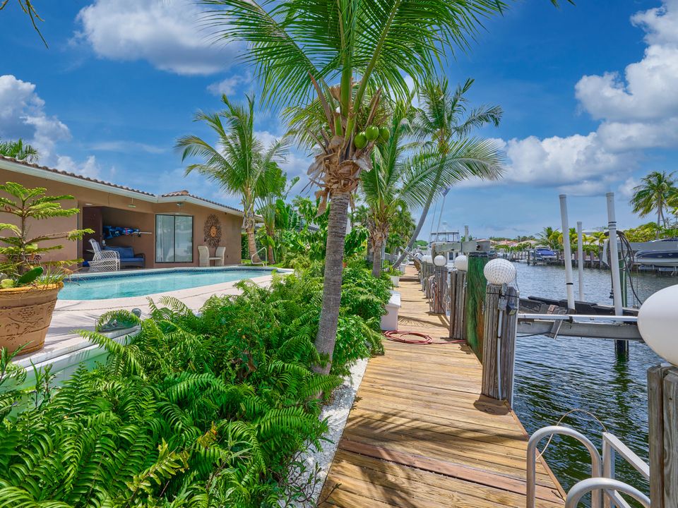 合同活跃: $1,749,000 (4 贝兹, 3 浴室, 2142 平方英尺)