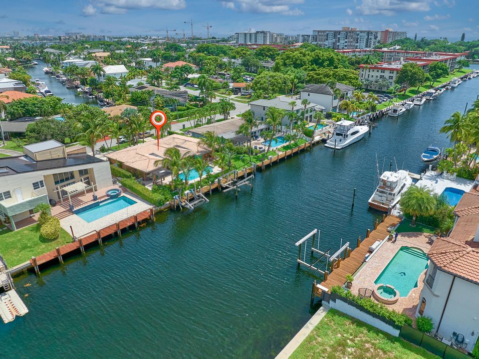 合同活跃: $1,749,000 (4 贝兹, 3 浴室, 2142 平方英尺)