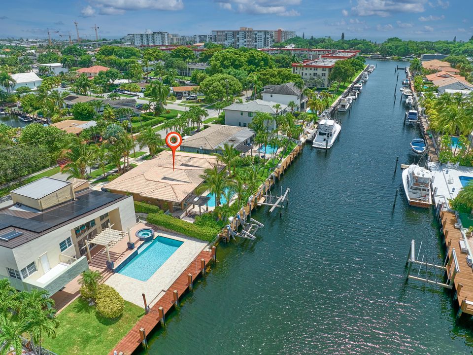 合同活跃: $1,749,000 (4 贝兹, 3 浴室, 2142 平方英尺)