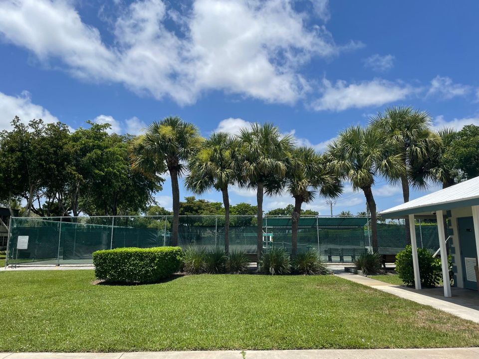 待售: $105,000 (2 贝兹, 2 浴室, 907 平方英尺)