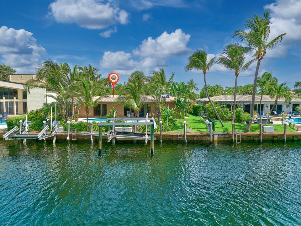 合同活跃: $1,749,000 (4 贝兹, 3 浴室, 2142 平方英尺)