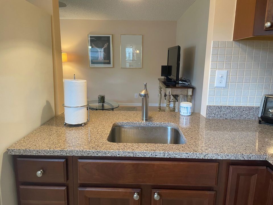 待售: $105,000 (2 贝兹, 2 浴室, 907 平方英尺)