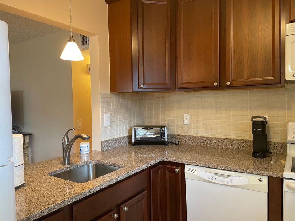 待售: $105,000 (2 贝兹, 2 浴室, 907 平方英尺)