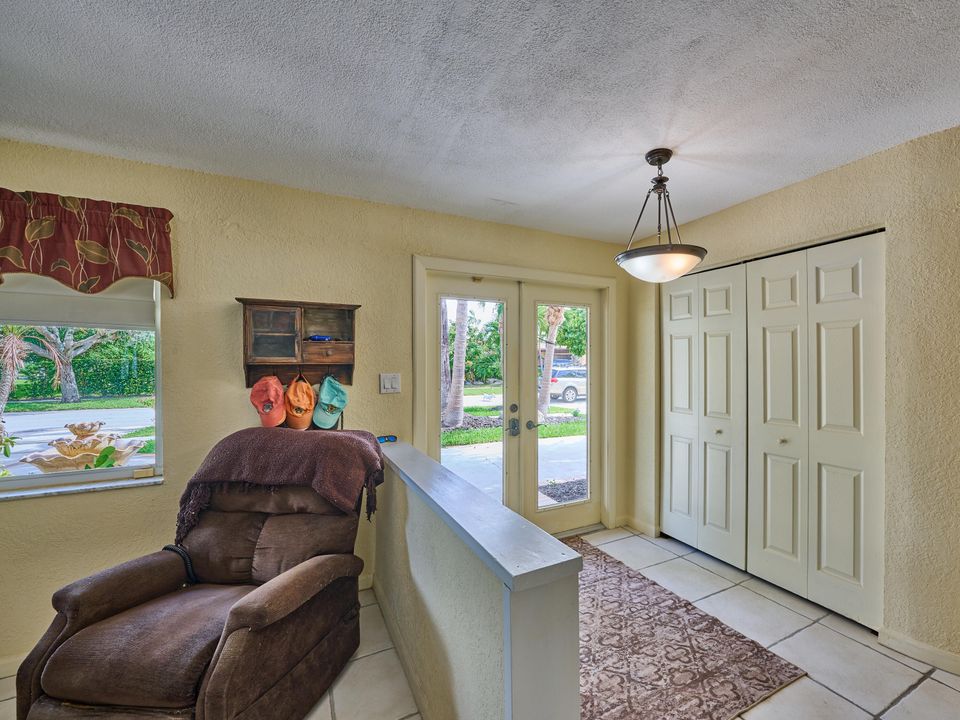 合同活跃: $1,749,000 (4 贝兹, 3 浴室, 2142 平方英尺)