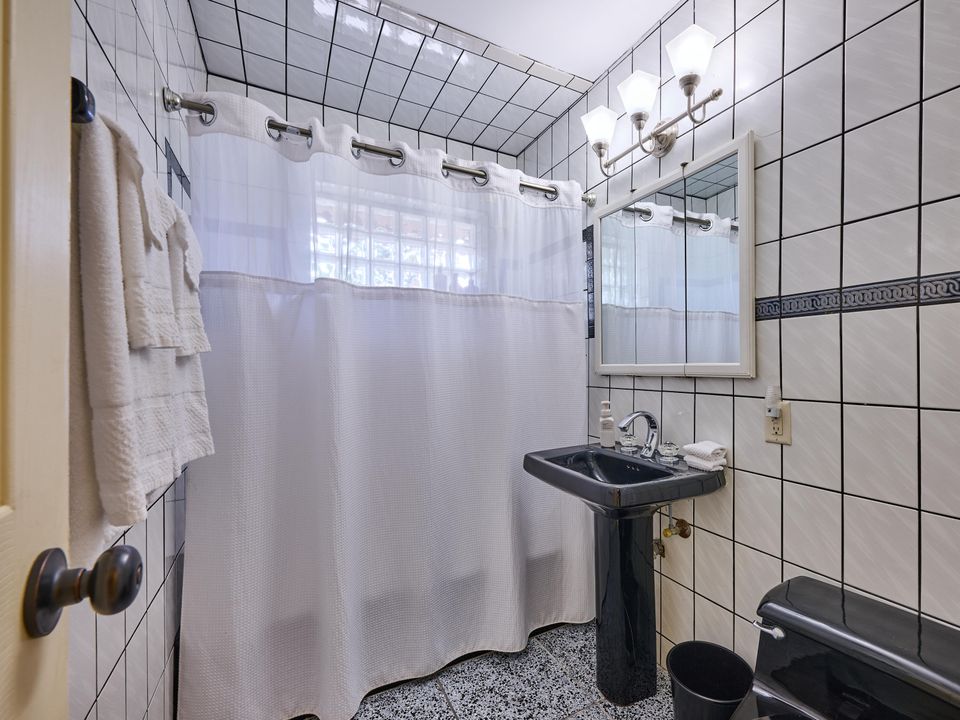 合同活跃: $1,749,000 (4 贝兹, 3 浴室, 2142 平方英尺)