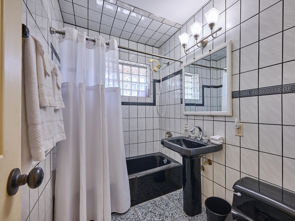 合同活跃: $1,749,000 (4 贝兹, 3 浴室, 2142 平方英尺)