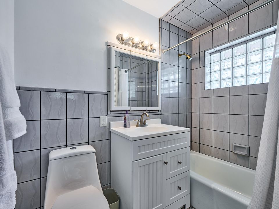 合同活跃: $1,749,000 (4 贝兹, 3 浴室, 2142 平方英尺)