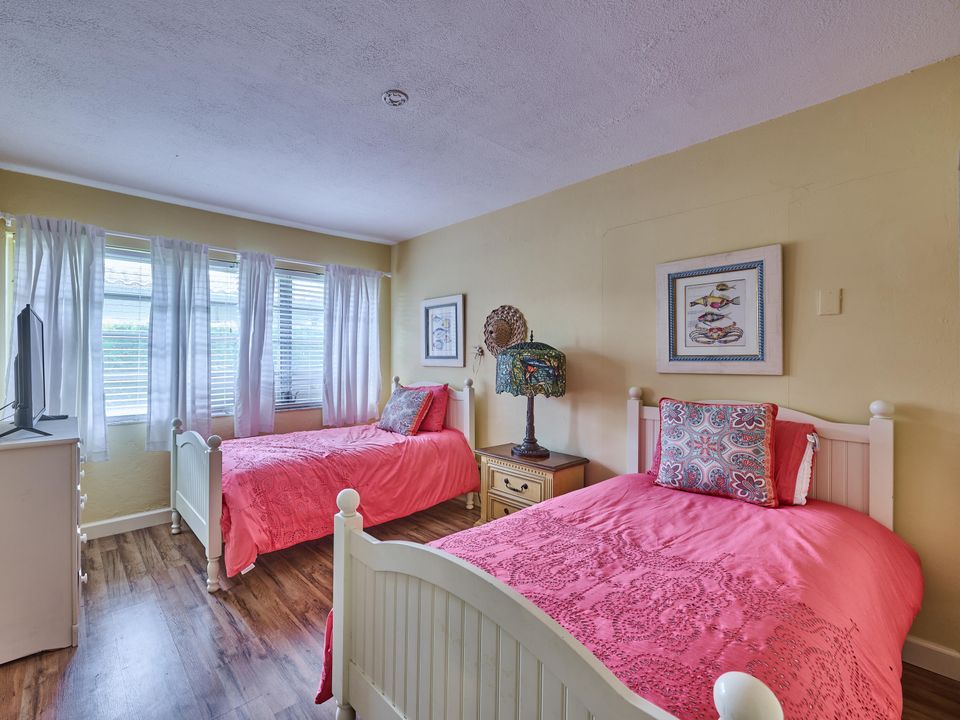 合同活跃: $1,749,000 (4 贝兹, 3 浴室, 2142 平方英尺)