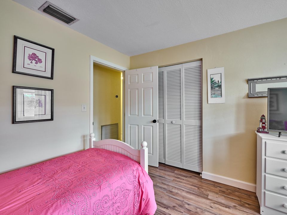 合同活跃: $1,749,000 (4 贝兹, 3 浴室, 2142 平方英尺)