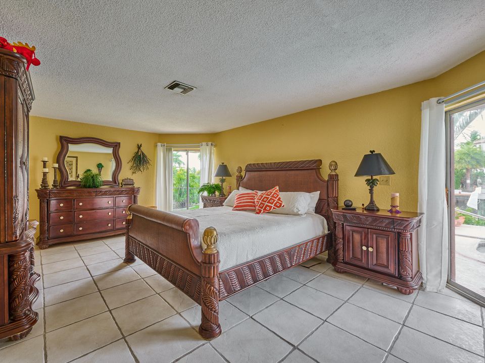 合同活跃: $1,749,000 (4 贝兹, 3 浴室, 2142 平方英尺)