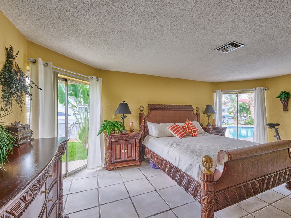 合同活跃: $1,749,000 (4 贝兹, 3 浴室, 2142 平方英尺)