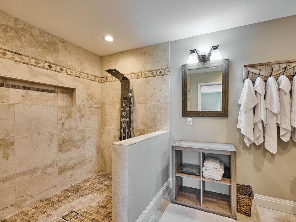 合同活跃: $1,749,000 (4 贝兹, 3 浴室, 2142 平方英尺)