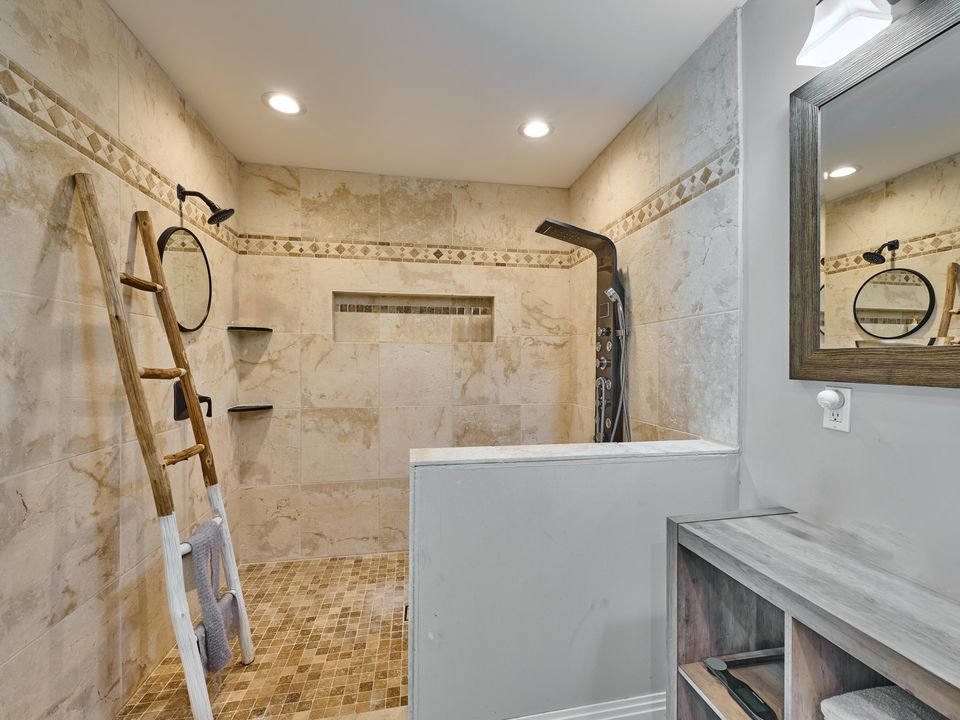 合同活跃: $1,749,000 (4 贝兹, 3 浴室, 2142 平方英尺)