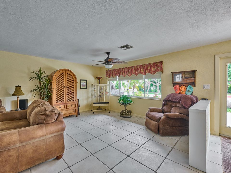 合同活跃: $1,749,000 (4 贝兹, 3 浴室, 2142 平方英尺)