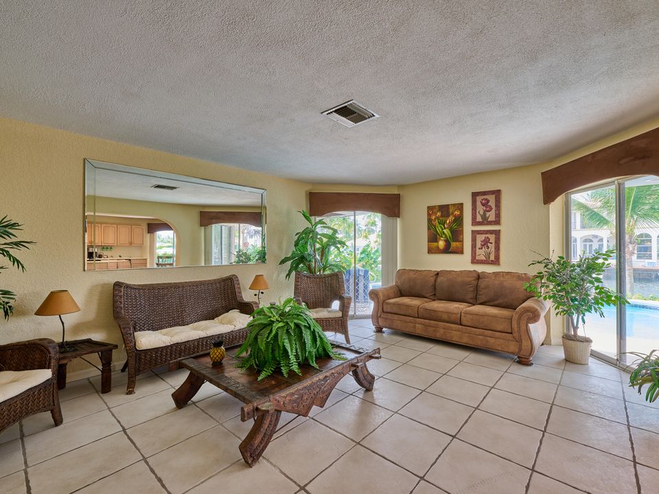 合同活跃: $1,749,000 (4 贝兹, 3 浴室, 2142 平方英尺)