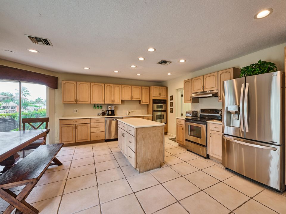 合同活跃: $1,749,000 (4 贝兹, 3 浴室, 2142 平方英尺)