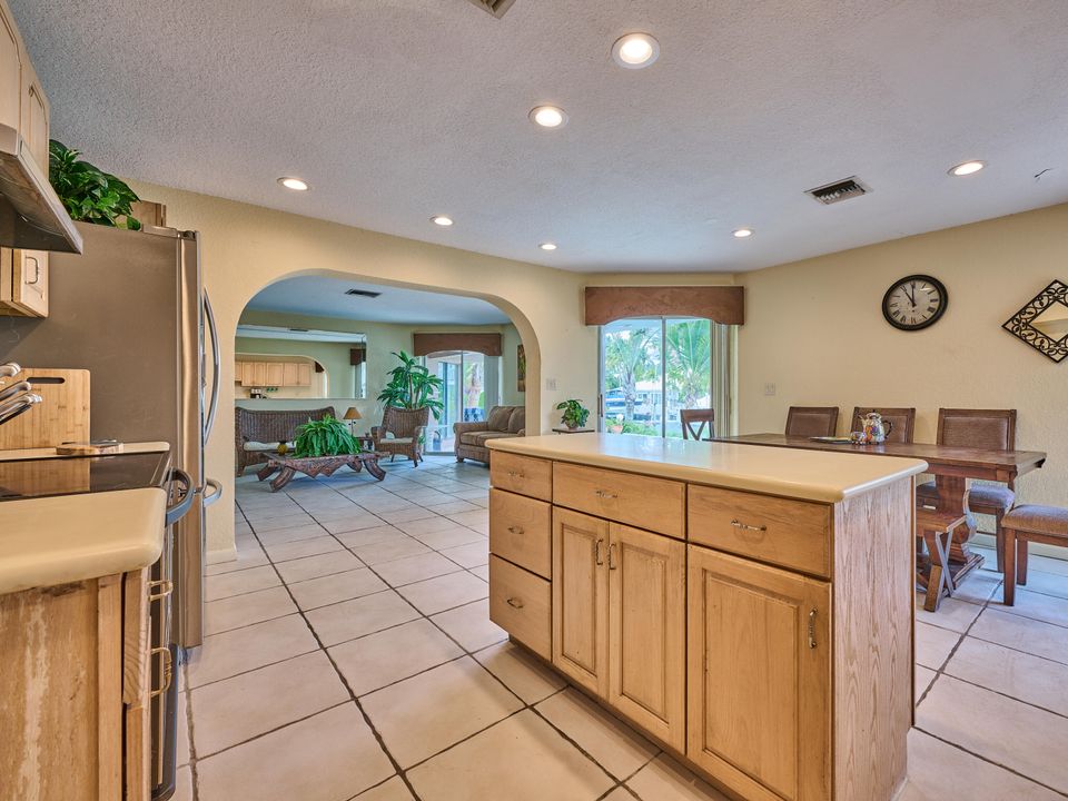 合同活跃: $1,749,000 (4 贝兹, 3 浴室, 2142 平方英尺)