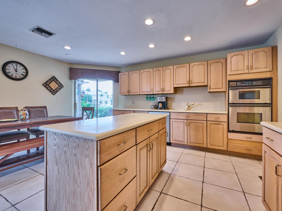 合同活跃: $1,749,000 (4 贝兹, 3 浴室, 2142 平方英尺)