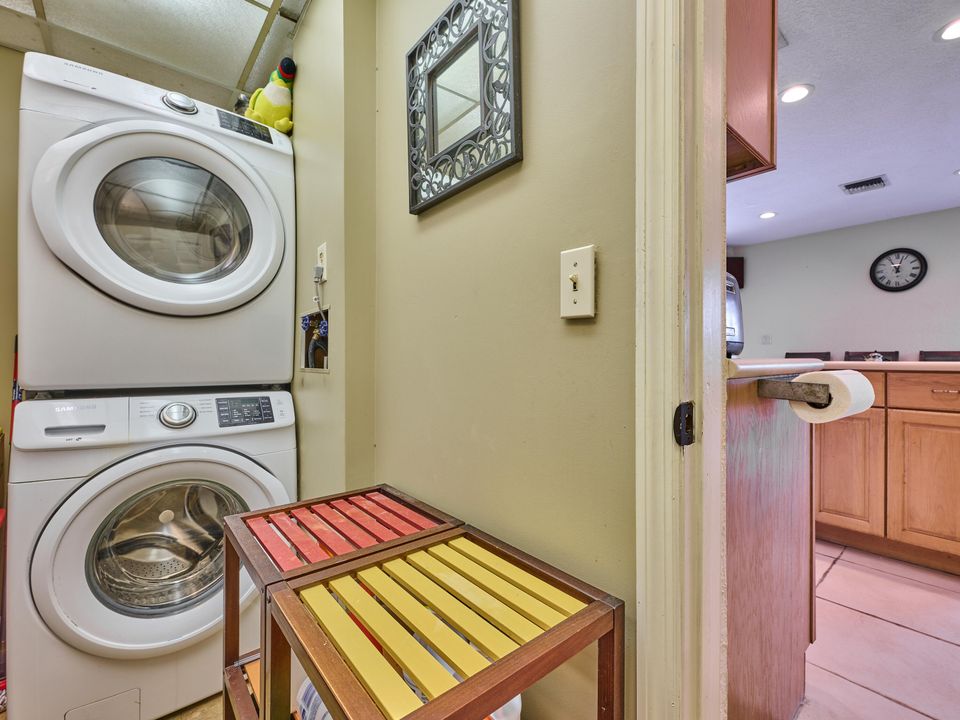 合同活跃: $1,749,000 (4 贝兹, 3 浴室, 2142 平方英尺)