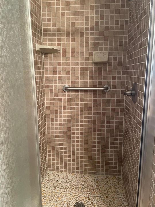 待售: $105,000 (2 贝兹, 2 浴室, 907 平方英尺)