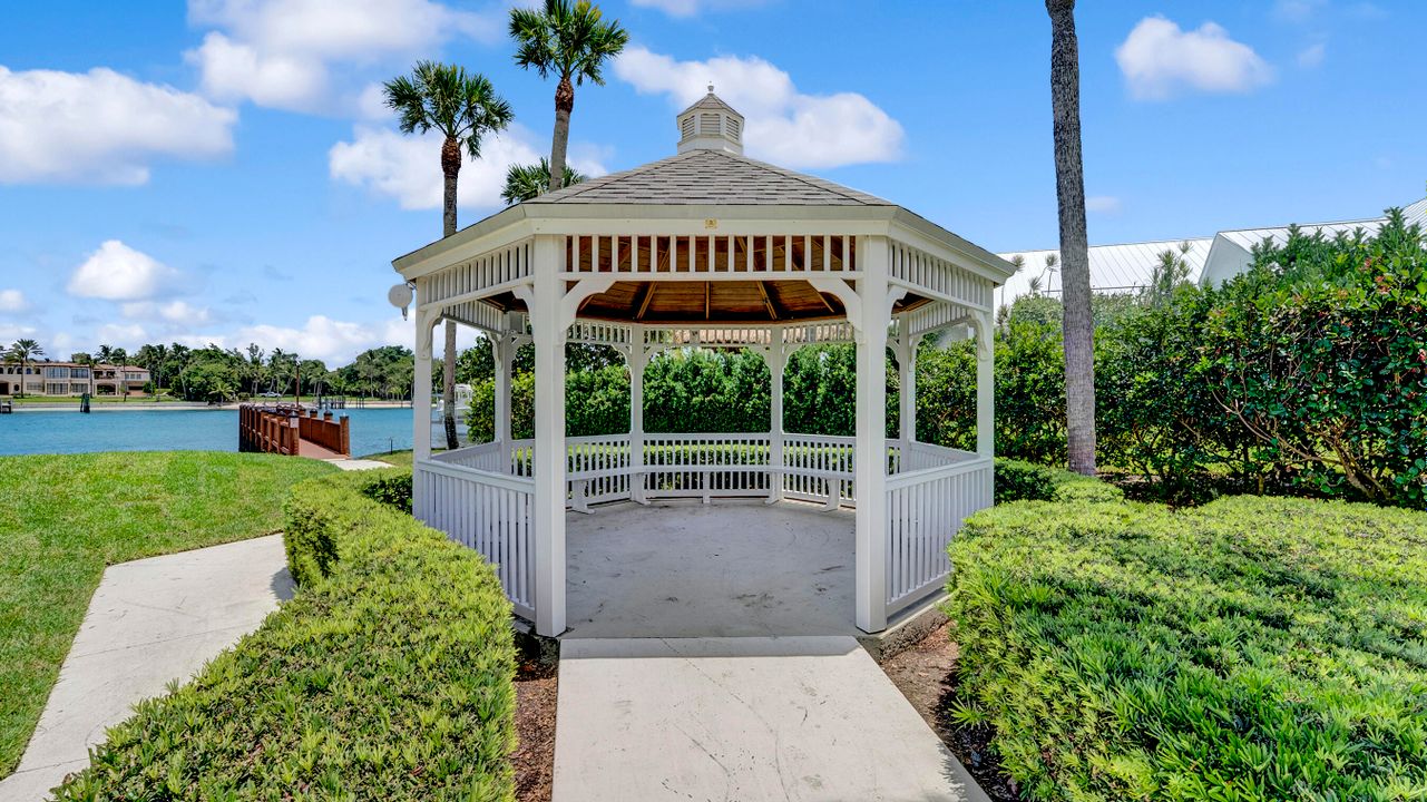 For Sale: $3,900,000 (4 beds, 4 baths, 4750 Square Feet)