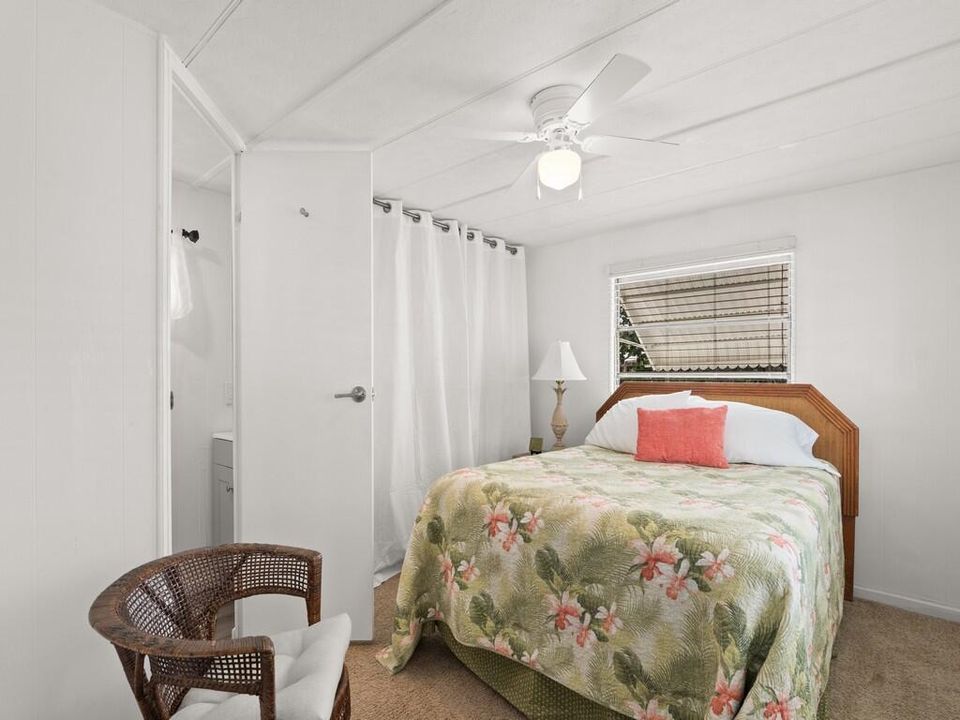 Active With Contract: $239,000 (3 beds, 1 baths, 872 Square Feet)