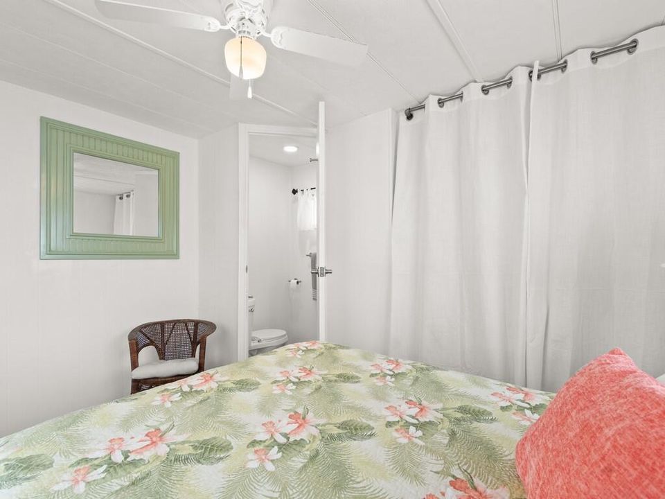 Active With Contract: $239,000 (3 beds, 1 baths, 872 Square Feet)