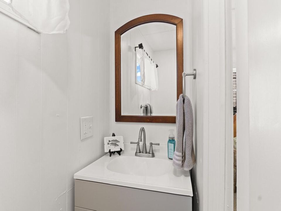 Active With Contract: $239,000 (3 beds, 1 baths, 872 Square Feet)