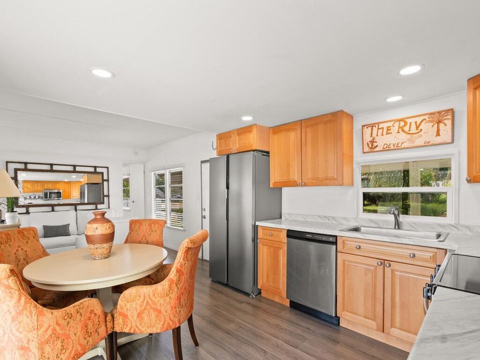 Active With Contract: $239,000 (3 beds, 1 baths, 872 Square Feet)