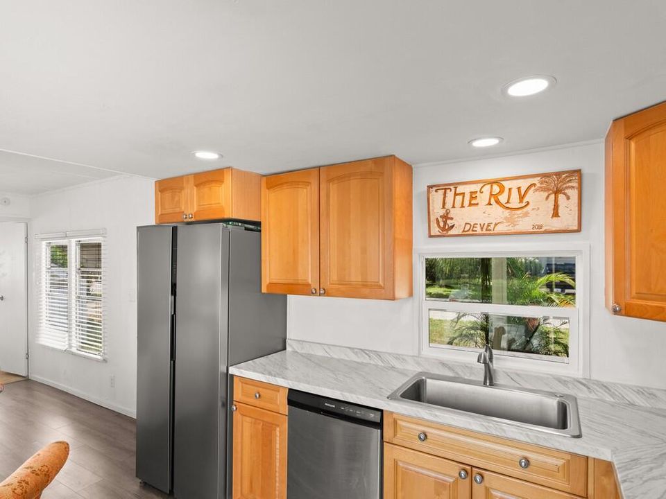 Active With Contract: $239,000 (3 beds, 1 baths, 872 Square Feet)