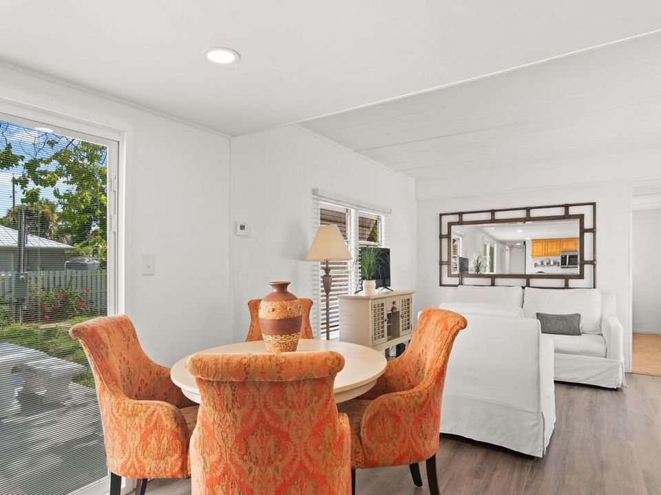 Active With Contract: $239,000 (3 beds, 1 baths, 872 Square Feet)