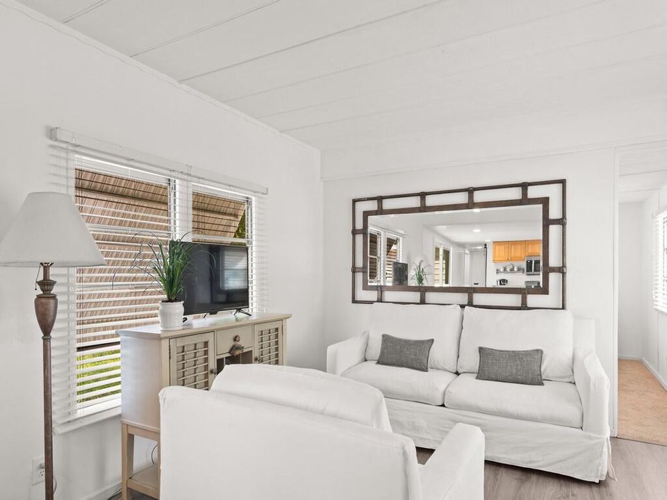 Active With Contract: $239,000 (3 beds, 1 baths, 872 Square Feet)