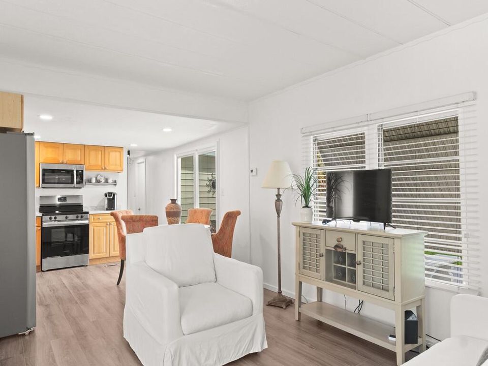 Active With Contract: $239,000 (3 beds, 1 baths, 872 Square Feet)