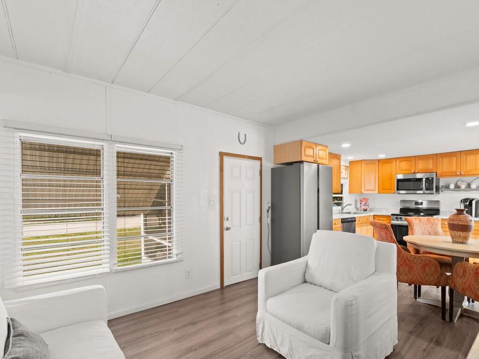 Active With Contract: $239,000 (3 beds, 1 baths, 872 Square Feet)