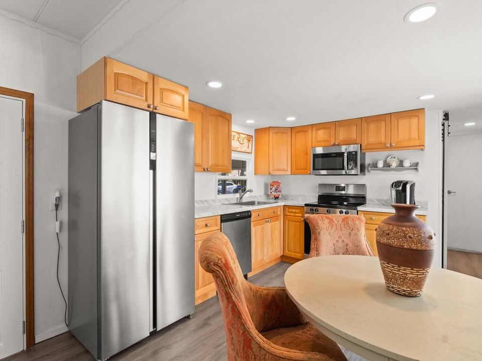 Active With Contract: $239,000 (3 beds, 1 baths, 872 Square Feet)