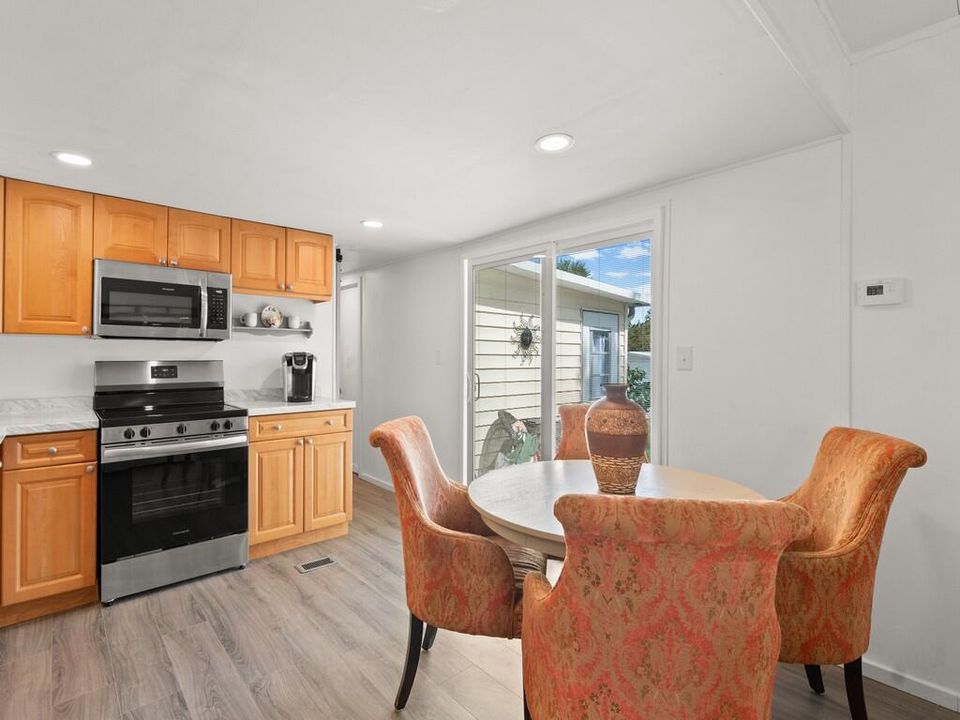 Active With Contract: $239,000 (3 beds, 1 baths, 872 Square Feet)