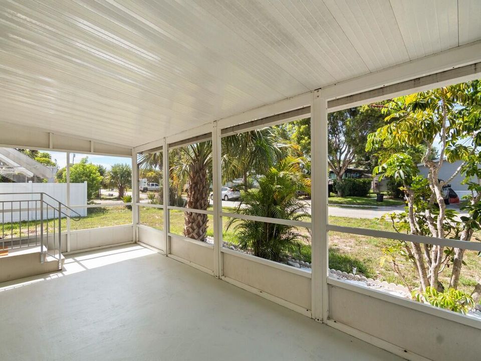 Active With Contract: $239,000 (3 beds, 1 baths, 872 Square Feet)