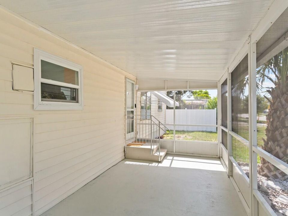 Active With Contract: $239,000 (3 beds, 1 baths, 872 Square Feet)