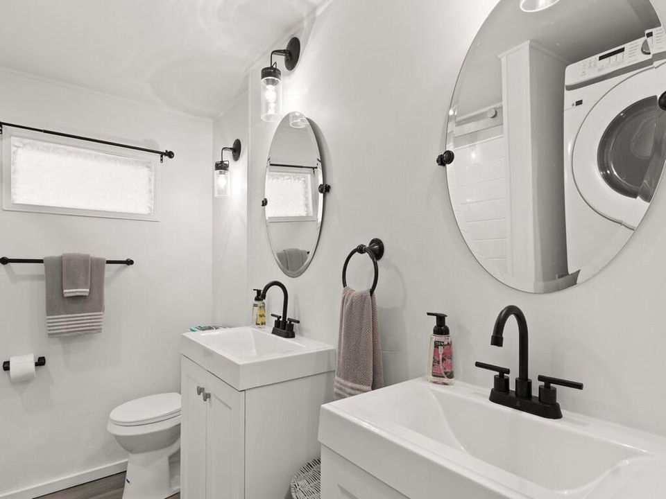 Active With Contract: $239,000 (3 beds, 1 baths, 872 Square Feet)