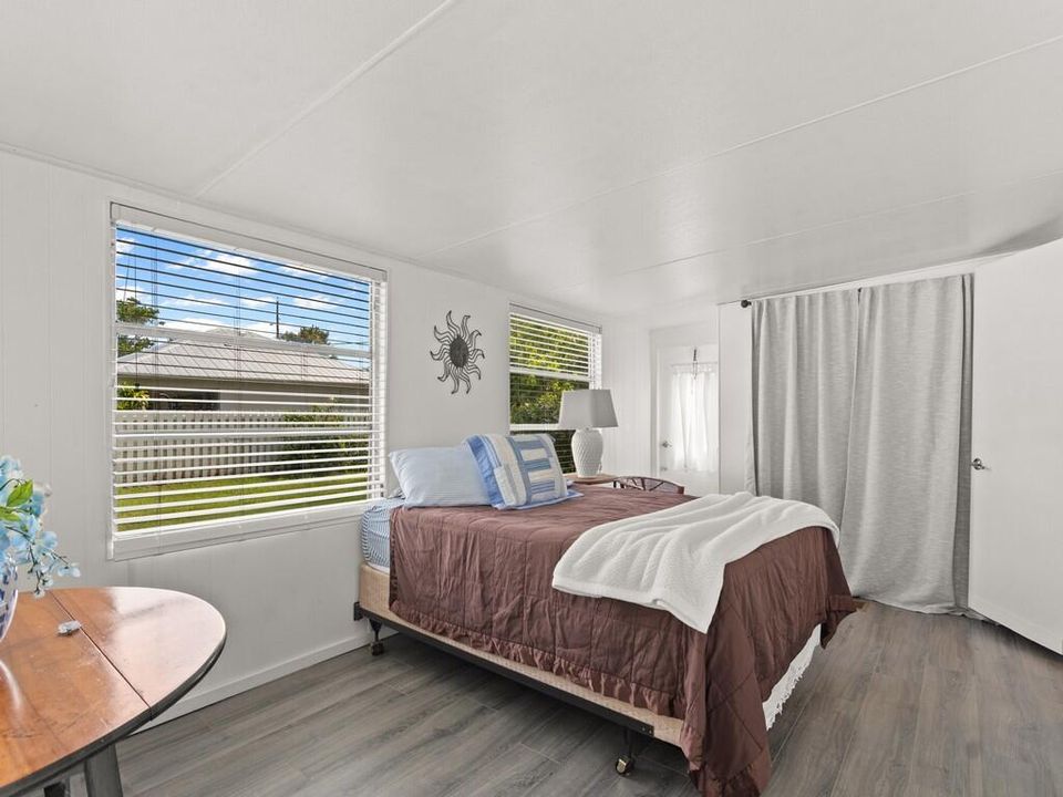 Active With Contract: $239,000 (3 beds, 1 baths, 872 Square Feet)