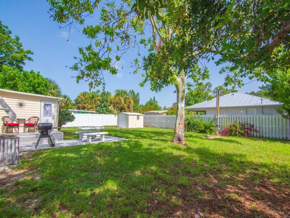 Active With Contract: $239,000 (3 beds, 1 baths, 872 Square Feet)