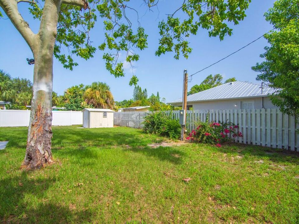 Active With Contract: $239,000 (3 beds, 1 baths, 872 Square Feet)