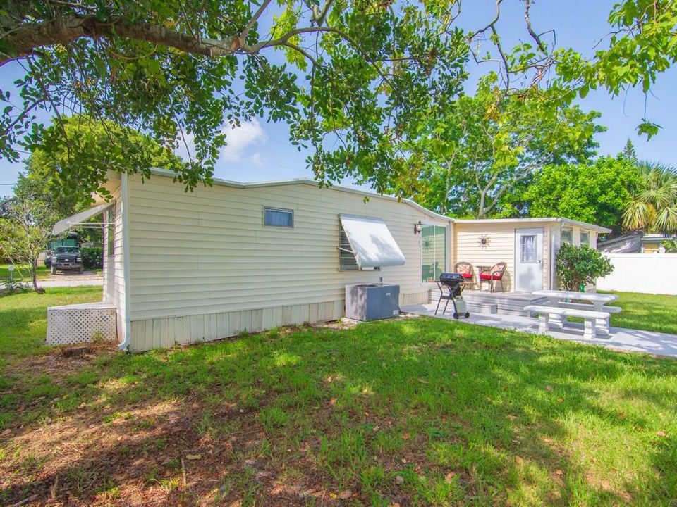 Active With Contract: $239,000 (3 beds, 1 baths, 872 Square Feet)