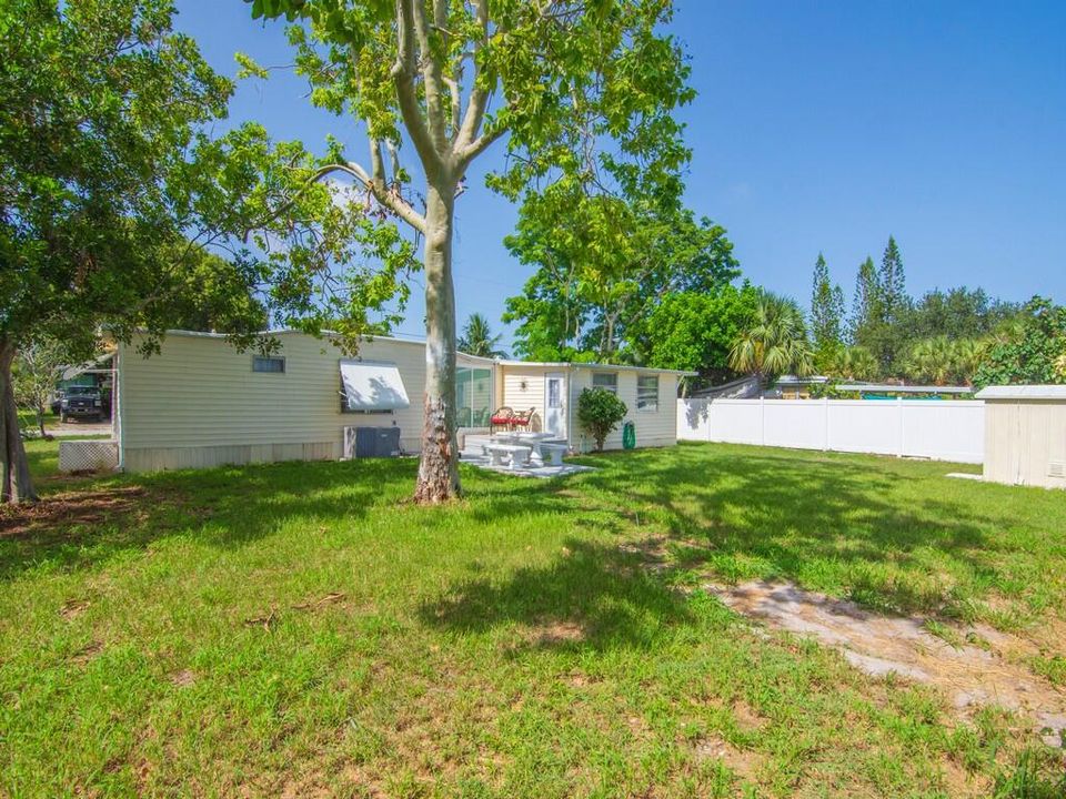 Active With Contract: $239,000 (3 beds, 1 baths, 872 Square Feet)