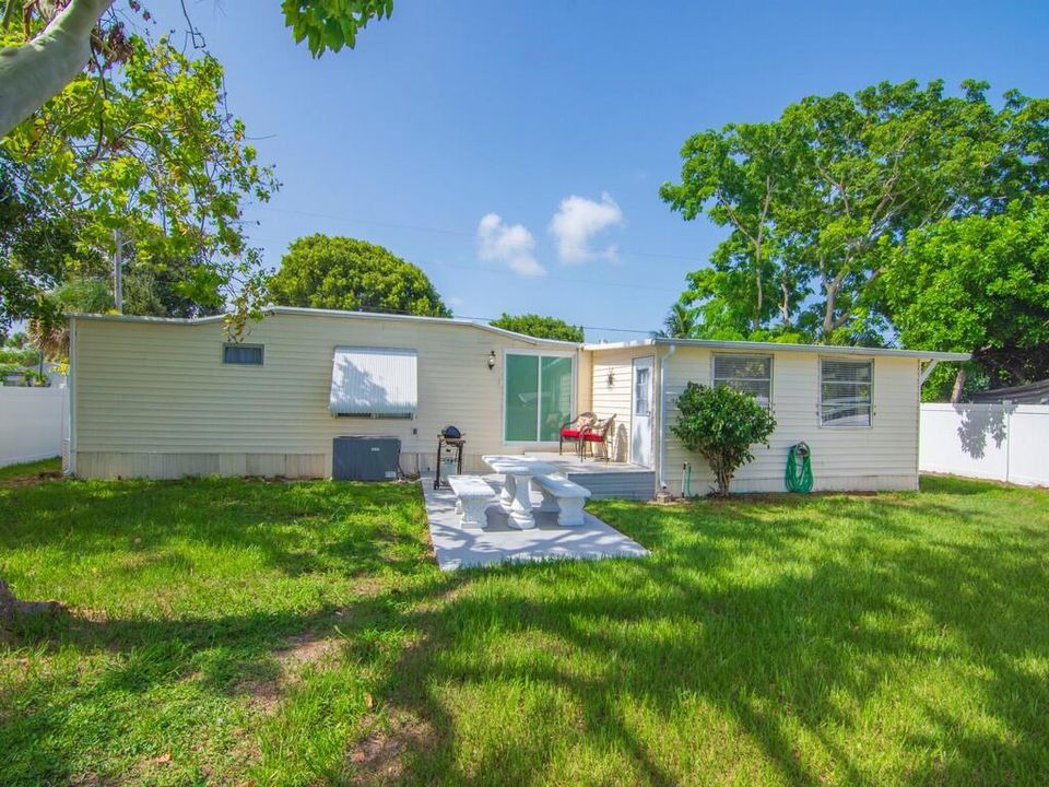 Active With Contract: $239,000 (3 beds, 1 baths, 872 Square Feet)