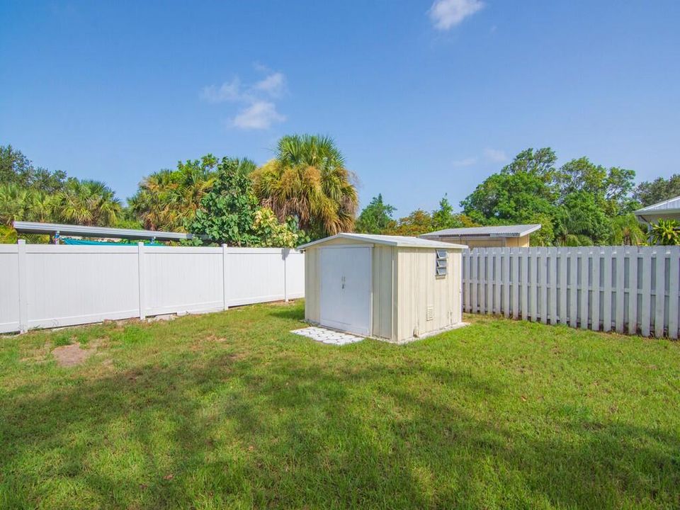 Active With Contract: $239,000 (3 beds, 1 baths, 872 Square Feet)