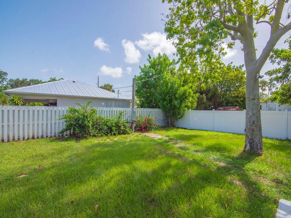 Active With Contract: $239,000 (3 beds, 1 baths, 872 Square Feet)