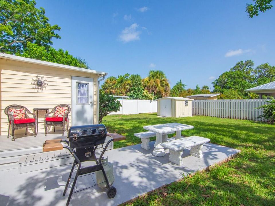 Active With Contract: $239,000 (3 beds, 1 baths, 872 Square Feet)