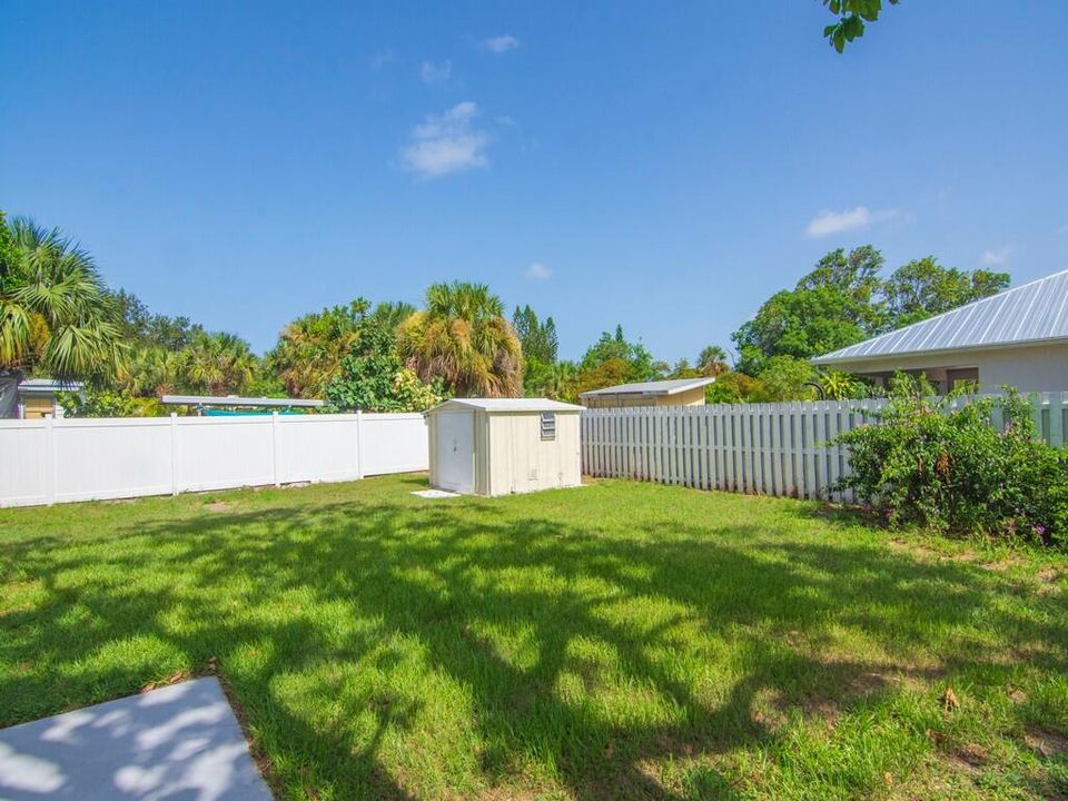 Active With Contract: $239,000 (3 beds, 1 baths, 872 Square Feet)