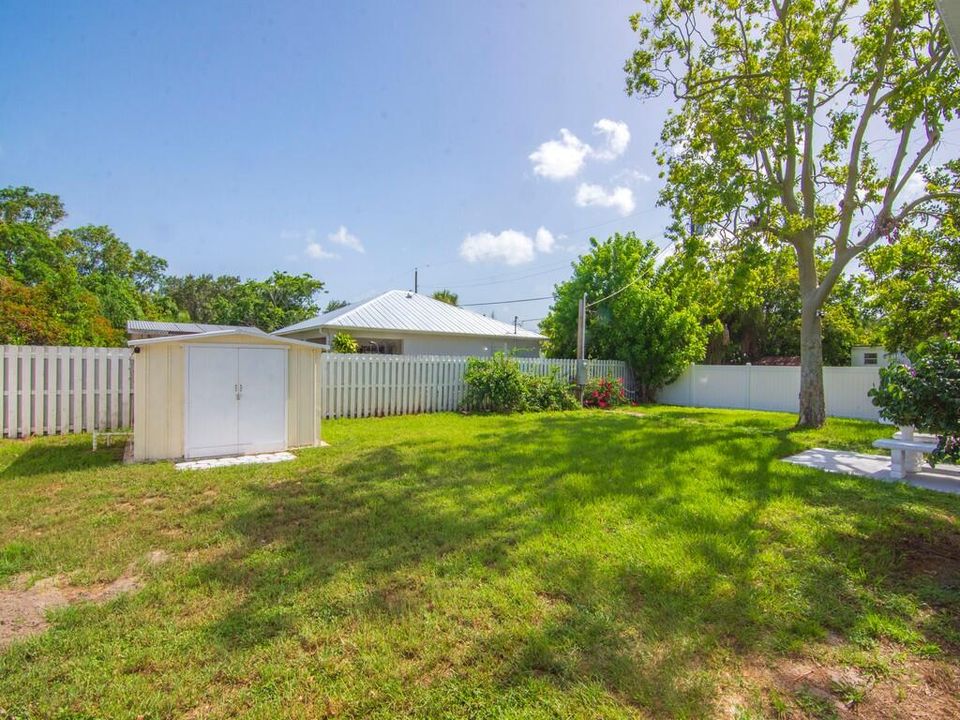 Active With Contract: $239,000 (3 beds, 1 baths, 872 Square Feet)